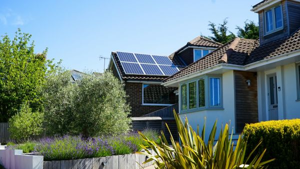 Investir dans des panneaux solaires : un guide pour économiser